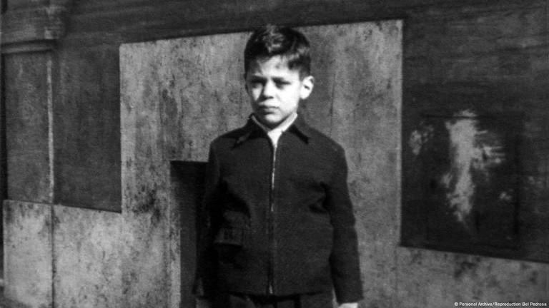 Foto: Personal Archive/Reproduction Bel Pedrosa
 *** Local Caption *** A imagem mostra um menino em preto e branco, com uma expressão séria. Ele está vestido com uma jaqueta escura e uma camisa clara por baixo.