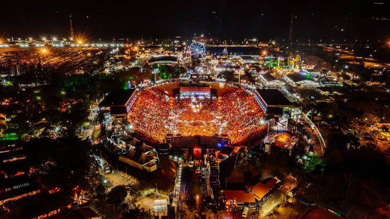 Vista aérea do estádio de rodeios de Barretos, projetado por Oscar Niemeyer (1907-2012)