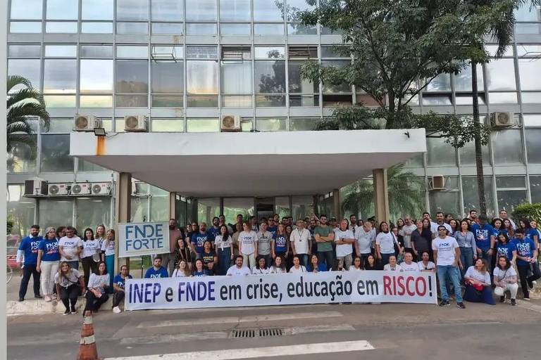 manifestantes com uma faixa onde se lê: Inep e FNDE em crise, educação em risco