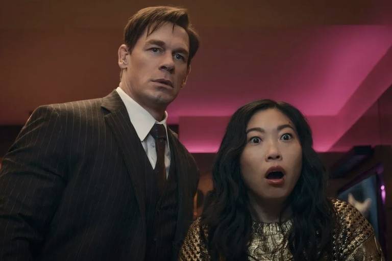 John Cena e Awkwafina em cena de 'Jackpot: Loteria Mortal'