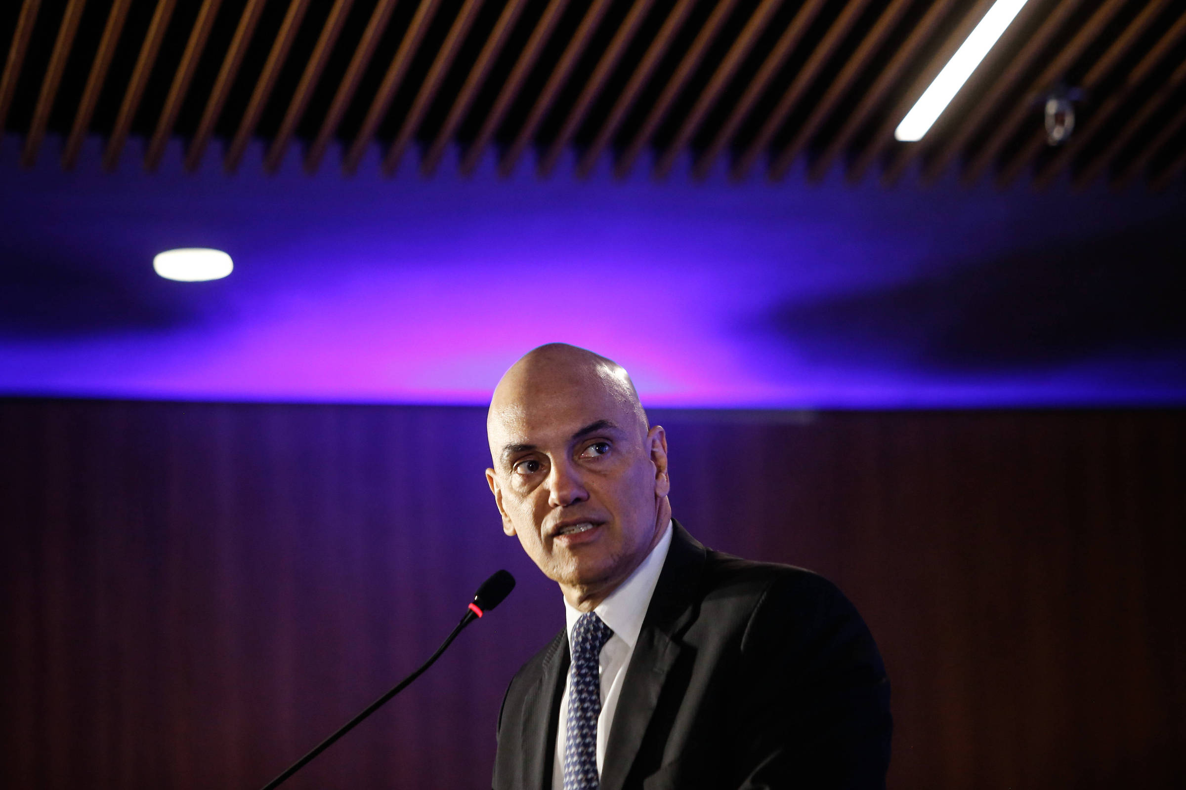 Decisões de Moraes contra X e Starlink, de Musk, são vistas com restrições