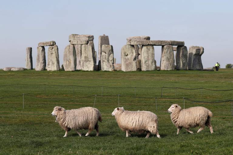 A pedra do altar é uma das rochas que formam o monumento na planície de Salisbury, no sul da Inglaterra
