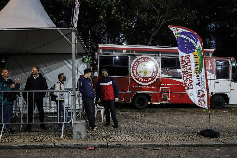 Pessoas aguardam em mutirão de emprego em São Paulo sem longas filas