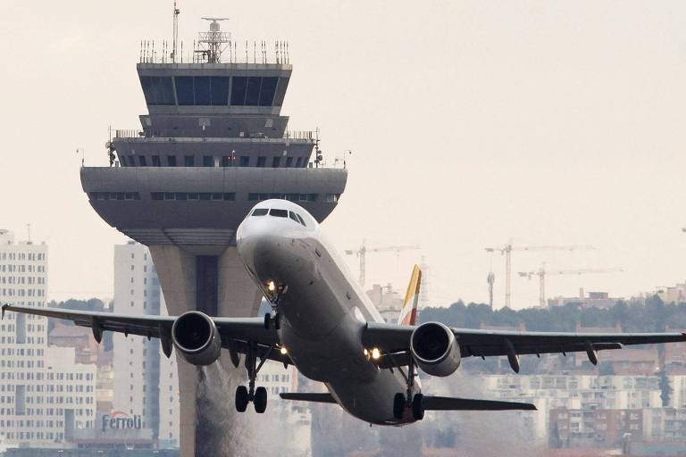 A imagem mostra um avião decolando em um aeroporto.