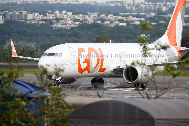 Avião da Gol na pista de aeroporto