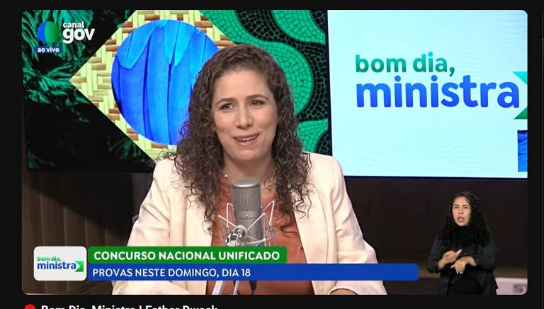 mulher branca, ministra da gestão, fala no Youtube