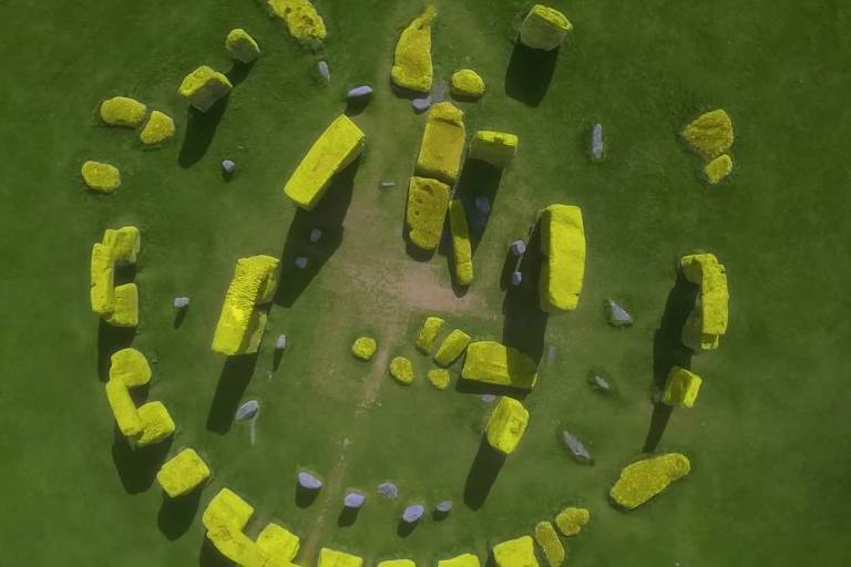 Monumento Stonehenge é composto por rochas maiores (em amarelo) e azul (menores)