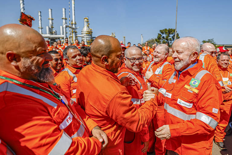 Presidente Lula (PT) é cumprimentado pelos trabalhadores na refinaria Getúlio Vargas, no Paraná
