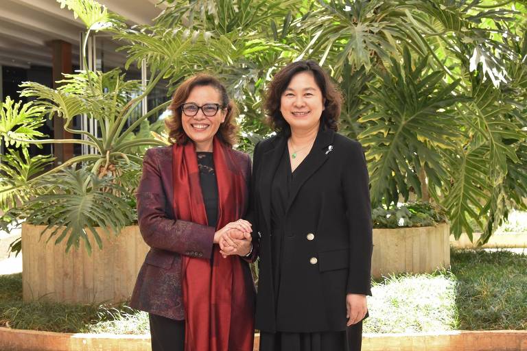 A secretária-geral do Itamaraty, Maria Laura da Rocha (esq.), com a vice-chanceler chinesa Hua Chunying (dir.) durante encontro em Brasília, em 7 de agosto de 2024