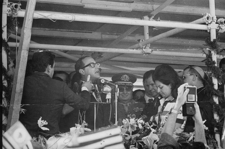 Paulo Maluf discursa na inauguração do Minhocão, via que liga o centro da cidade ao bairro de Perdizes; ele foi o primeiro prefeito de SP nomeado por decreto durante a ditadura militar e comandou a cidade de abril de 1969 a abril de 1971