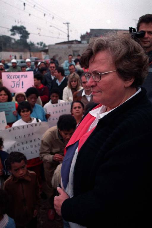 Luiza Erundina durante visita a favela na Cidade Líder, na zona leste de São Paulo; primeira mulher a assumir a prefeitura da cidade, ela ocupou o cargo de 1989 a 1992