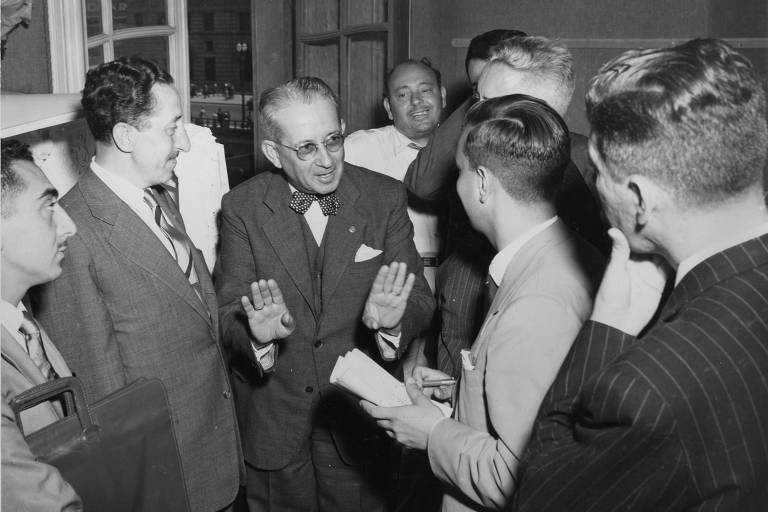 Armando de Arruda Pereira durante visita às obras de reforma do Teatro Municipal; ele foi o último prefeito nomeado por decreto durante a era Getúlio Vargas e administrou a cidade de 1951 a 1953