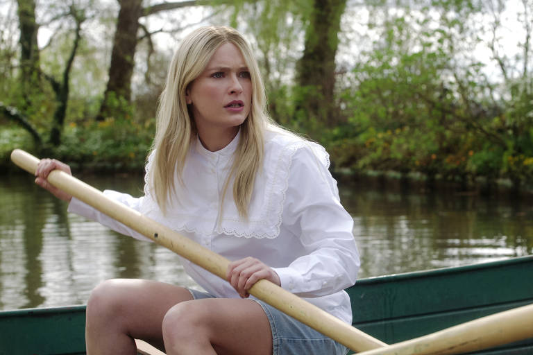 'Emily in Paris': Camille Razat decide deixar série para 'explorar novos horizontes'