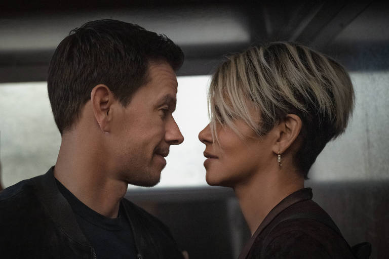 Mark Wahlberg e Halle Berry em cena da série 'A Liga' 