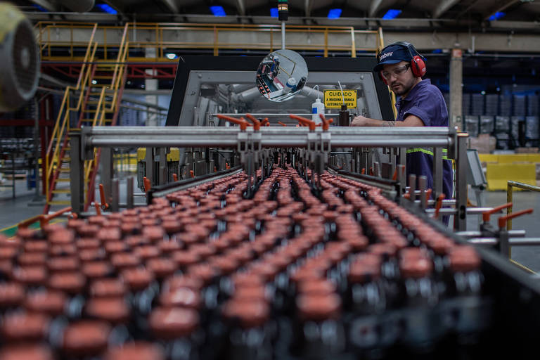 Linha de produção da fábrica da Ambev, em Jaguariúna (SP)