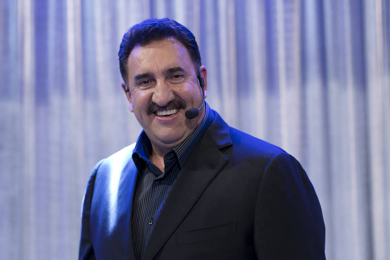 O apresentador Carlos Massa, conhecido como Ratinho, falou durante programa veiculado nacionalmente que a deputada Natália Bonavides (PT-RN) devia ser 'metralhada' e 'ir lavar roupa e costurar as calças e cuecas do seu marido'; a fala se deu em dezembro de 2021