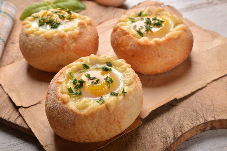 Receita de pão de queijo recheado e frito com ovos ao molho do restaurante Divino Fogão