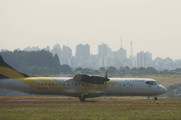 Avião em pista de aeroporto