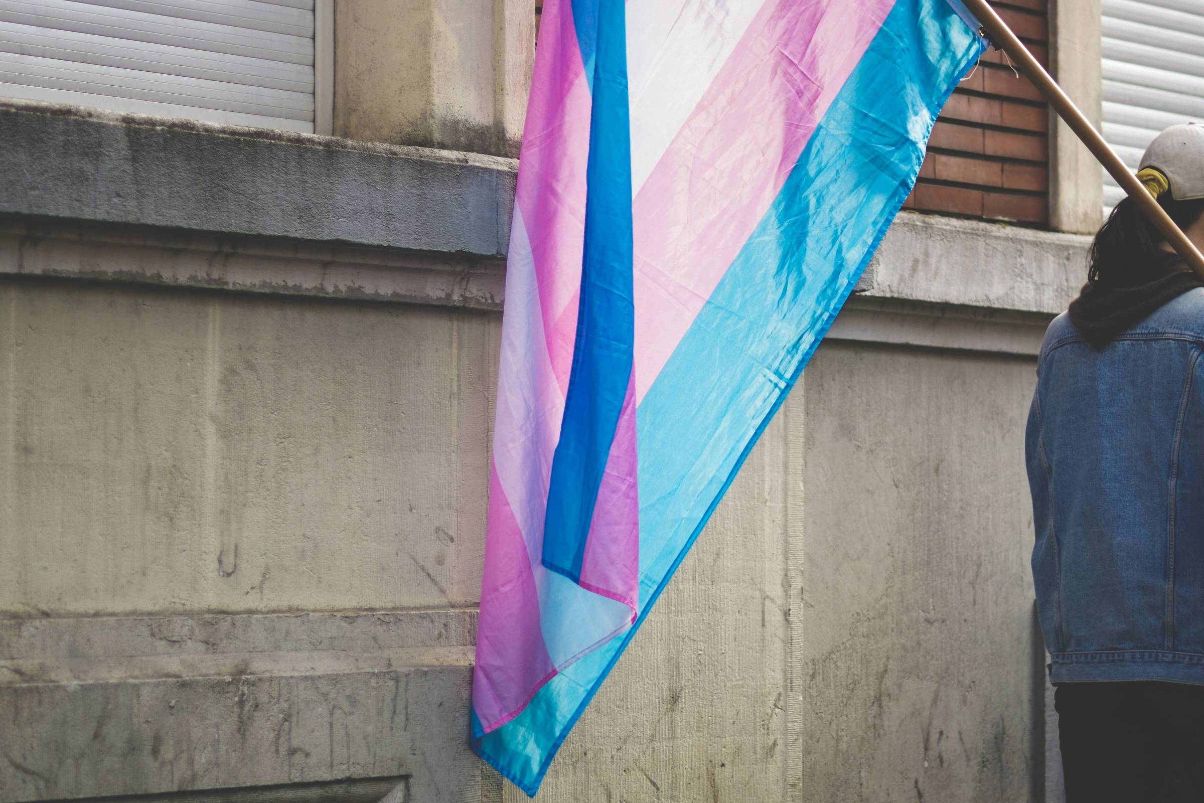 CFM proíbe bloqueio hormonal para crianças e adolescentes trans