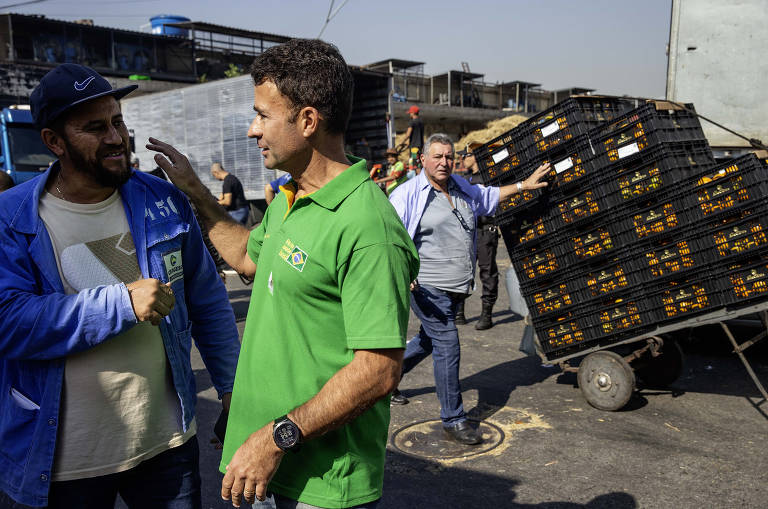 O coronel Ricardo Mello Araújo (PL), candidato a vice de Ricardo Nunes (MDB), pede votos na Ceagesp em estreia da campanha em SP