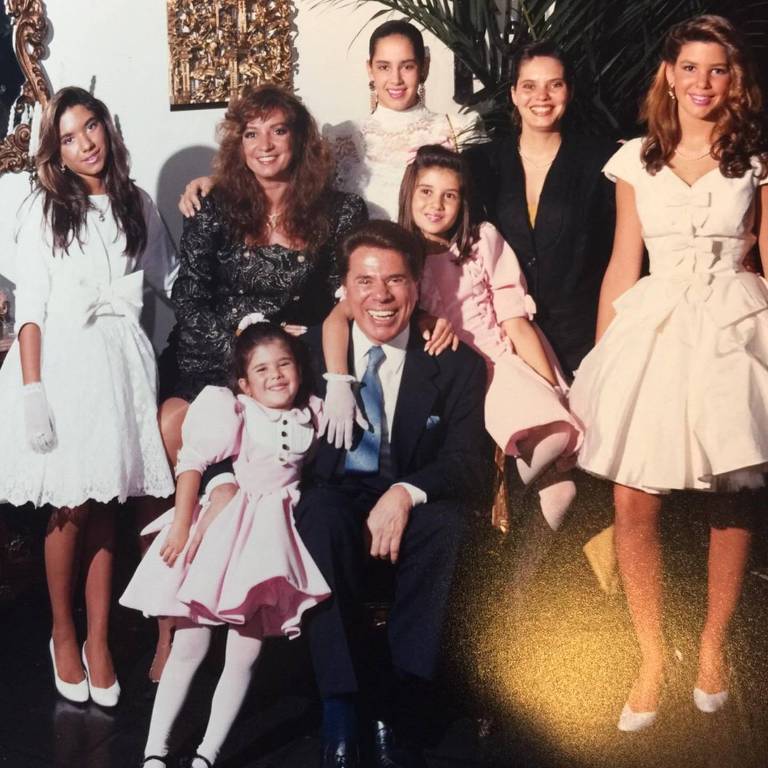 Silvio Santos com a esposa Íris Abravanel as filhas