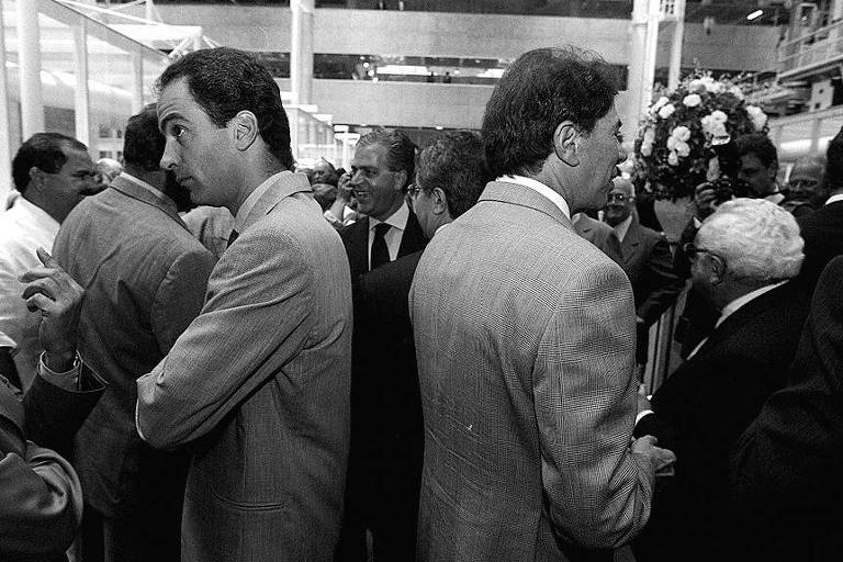 João Roberto Marinho, das Organizações Globo (esquerda), e Silvio Santos, durante a inauguração do Centro Tecnológico Gráfico da Folha em 1995