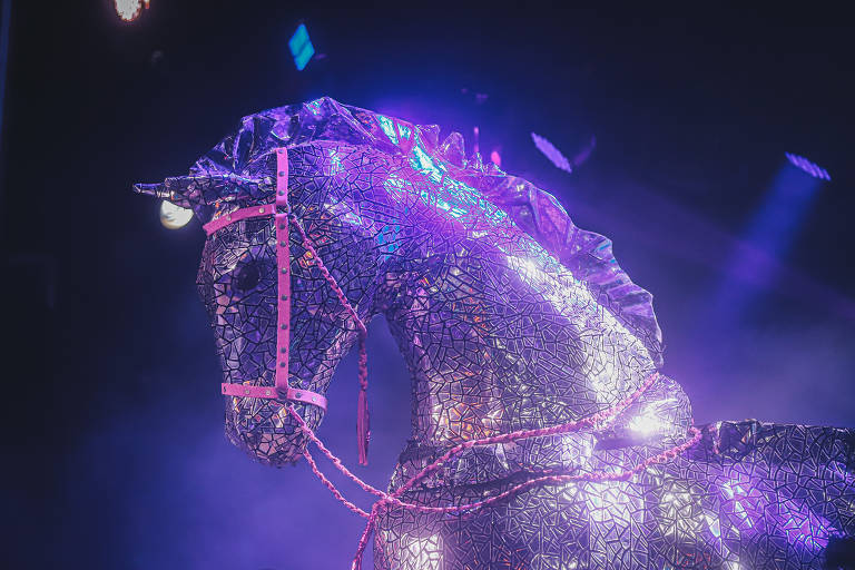 Cavalo cenográfico em show de Ana Castela na Festa do Peão de Boiadeiro, em Barretos (SP)