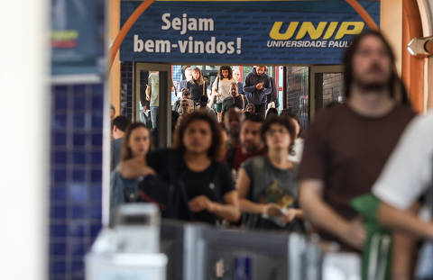 SÃO PAULO, SP 18/08/2024 - Saida dos primeiros participantes CNU, conhecido como Enem dos Concursos, que está sendo realizado neste domingo Unip Barra funda, escola que tem  mais candidatos em São Paulo.As provas ocorrem após adiamento por chuvas no em Porto Alegre. (FOTO: Felipe Iruatã/ Folhapress.