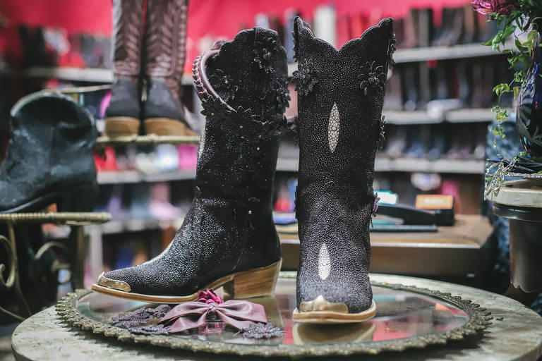 Veja botas, chapéus e jaquetas vendidos na Festa do Peão de Boiadeiro, em Barretos