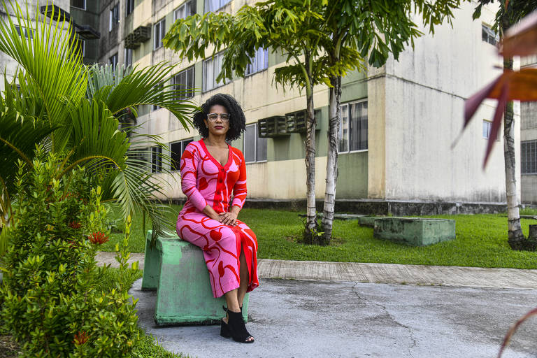 A psicóloga Marcicleide da Cunha Lima no condomínio onde mora, vizinho à refinaria Abreu e Lima, em Ipojuca (PE); ela é uma das moradoras que processam a Petrobras por danos causados pela poluição