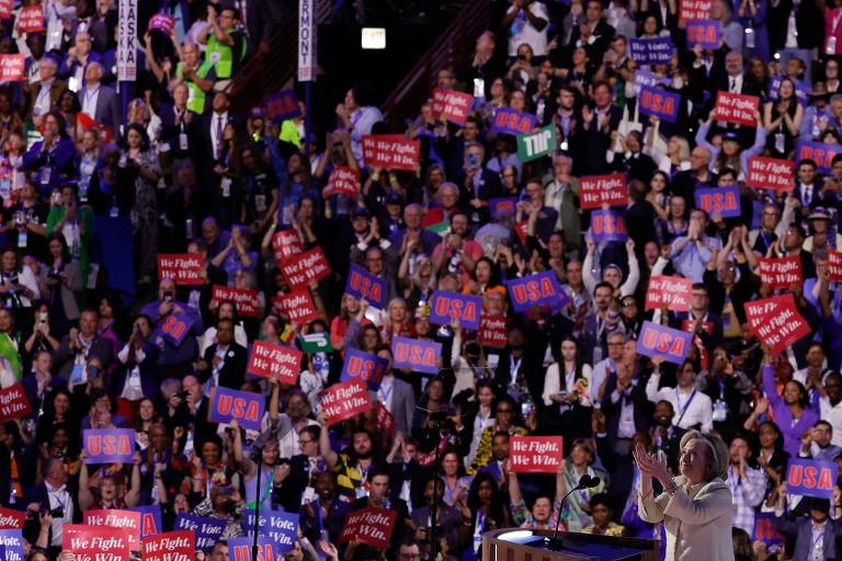 Apoiadores do Partido Democrata participam da convenção da agremiação em Chicago