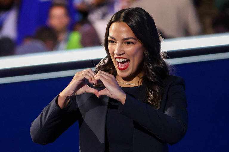 A deputada da ala à esquerda do Partido Democrata Alexandra Ocasio-Cortez cumprimenta a platéia ao discursar na convenção