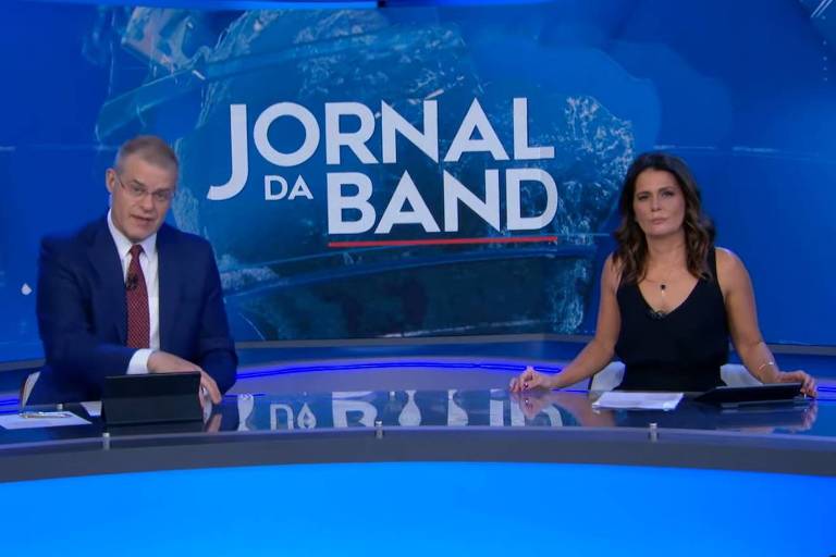 Casal lado a lado em bancada de jornal