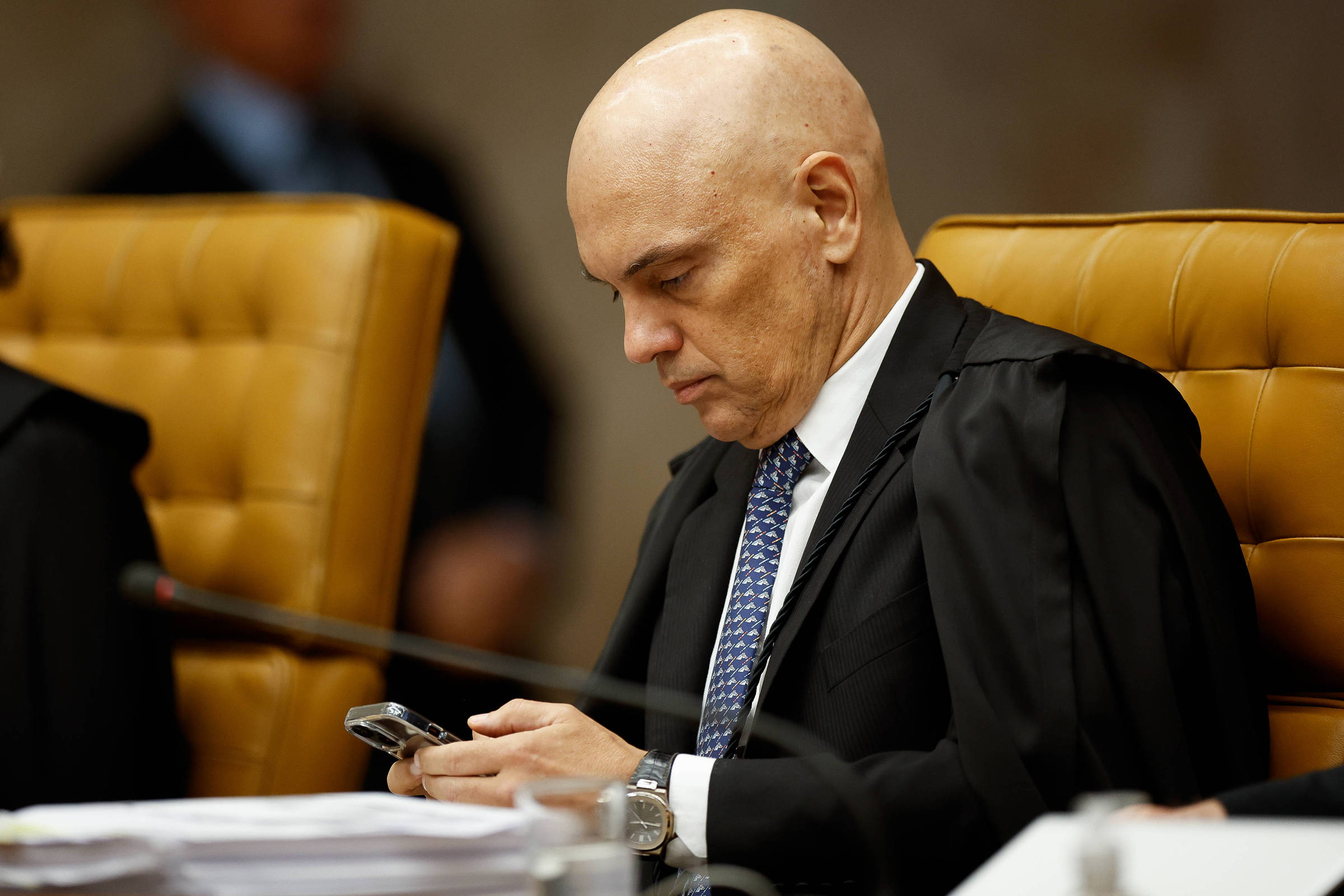 Anatel notifica operadoras para derrubar X após decisão de Moraes