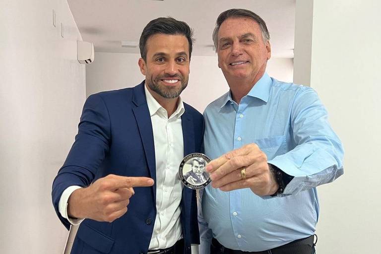 Pablo Marçal e Jair Bolsonaro, durante encontro em junho, quando ex-presidente que entregou medalha ao influenciador