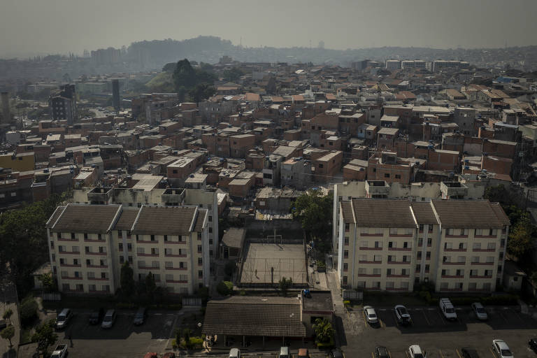 Favelas ocupam áreas da CDHU