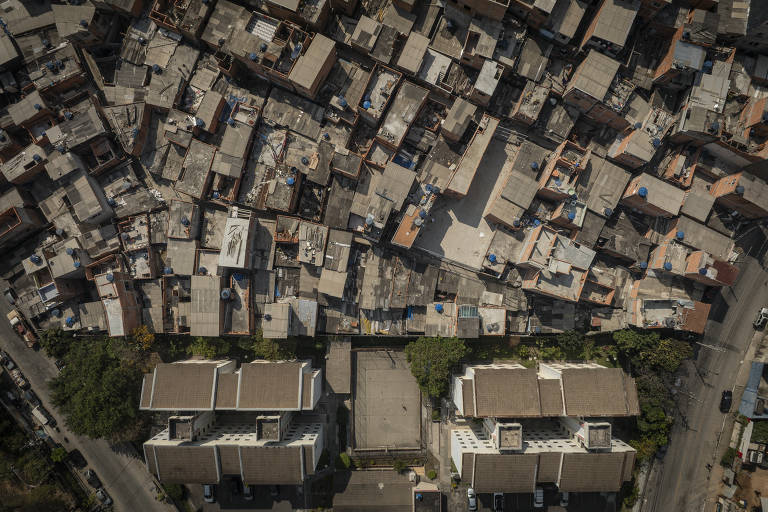 A comunidade Vila Sílvia cresceu colada ao muro de conjunto da CDHU no Cangaíba, na zona leste de São Paulo