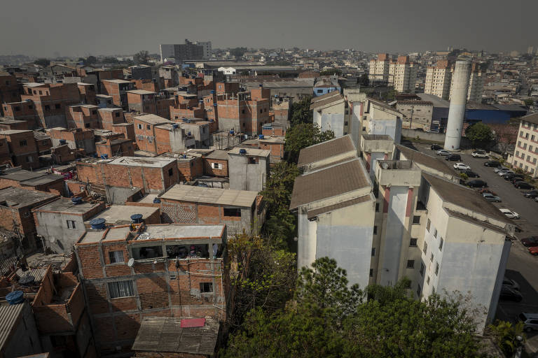 Lado a lado, a comunidade Vila Sílvia e o conjunto Cangaíba da CDHU