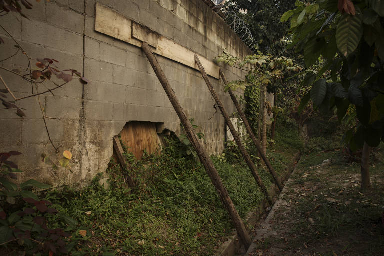 Muro do conjunto da CDHU escorado com madeiras