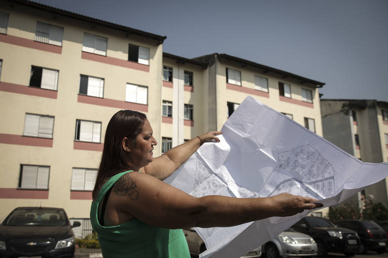 Juscileide de Carvalho, 52, observa mapa do conjunto habitacional da CDHU no Cangaíba; ela é síndica do condomínio e integra a Pastoral da Moradia Leste II, movimento habitacional ligado à Igreja Católica que trabalhou para a construção das unidades