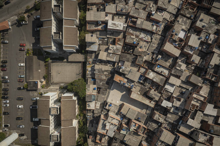 O conjunto da CDHU no Cangaíba (zona leste) ao lado da comunidade Vila Sílvia, uma das 51 áreas da companhia estadual ocupadas por favelas