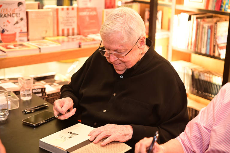 Boni recebe famosos em noite de autógrafos em São Paulo