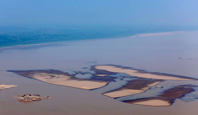 vista de drone de bancos de areia no meio de um rio de grande extensão