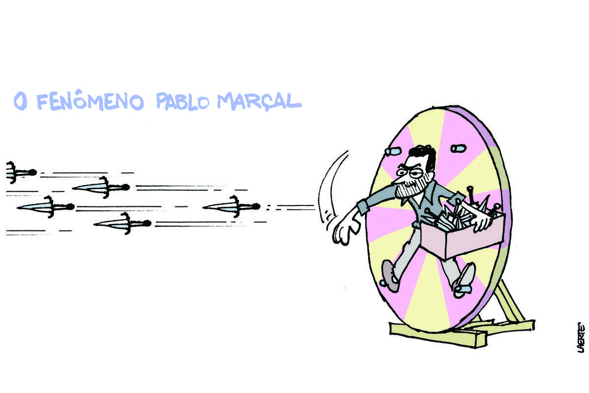 Charge de Laerte com o título “O FENÔMENO PABLO MARÇAL” mostra o candidato à Prefeitura de São Paulo em uma roda de madeira, como as que são usadas em números circenses de atiradores de faca. Ele está nela, apoiando-se em pinos, na posição da pessoa que corre o risco de receber as facas. Ele, porém, segura uma caixa cheia de punhais e, com um ar malicioso, atira vários deles na direção oposta.