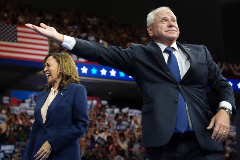 Kamala Harris e Tim Walz aparecem juntos no palco durante evento de campanha na Filadélfia, Pensilvânia, encerrando semanas de especulação sobre quem seria seu companheiro de chapa