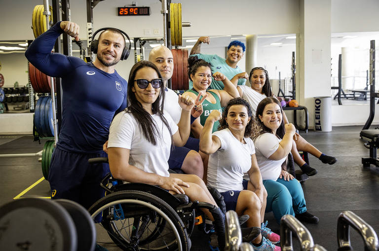 Equipe paralímpica de halterofilismo do Brasil durante treino na academia do CPB 