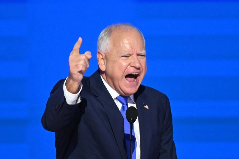 O governador de Minnesota e vice da chapa de Kamala, Tim Walz, discursa no terceiro dia da convenção do Partido Democrata