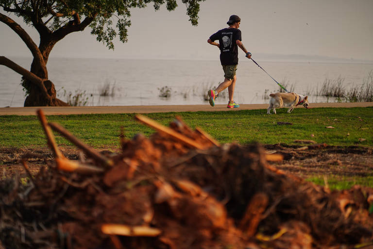 Público ensaia volta à orla do Guaíba após enchente em Porto Alegre