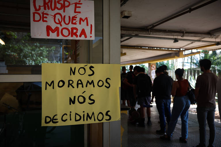 Moradores do Crusp fazem vigília para impedir instalação de grades no local