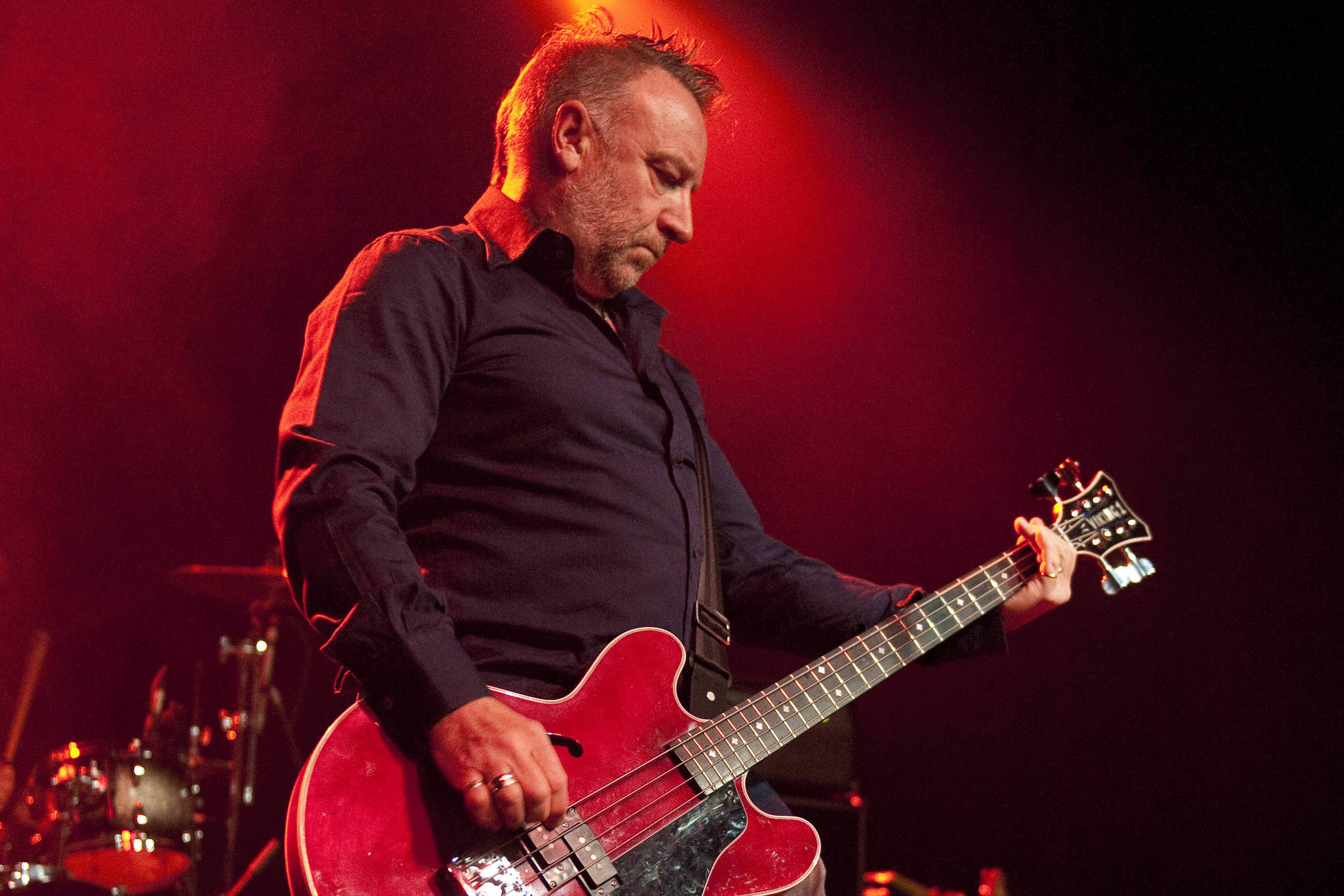 Peter Hook faz show em SP entre mágoas do New Order e nostalgia do Joy Division